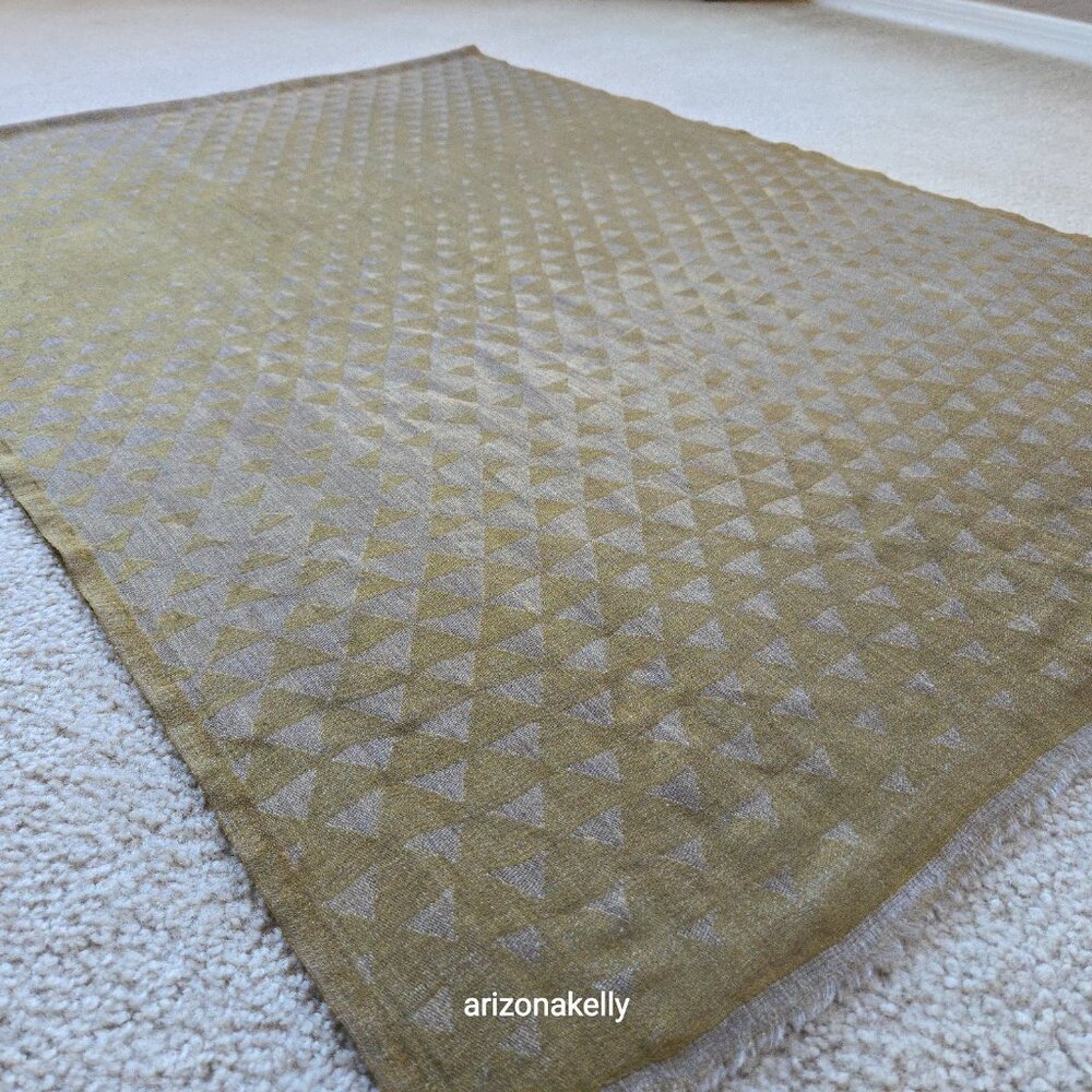 NWOT Cashmere Woven Scarf Lightweight Triangle Pattern With Subtle Gold Shimmer - Picture 7 of 16